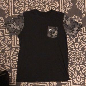 Vintage Nike men’s large light black/multicolored shirt